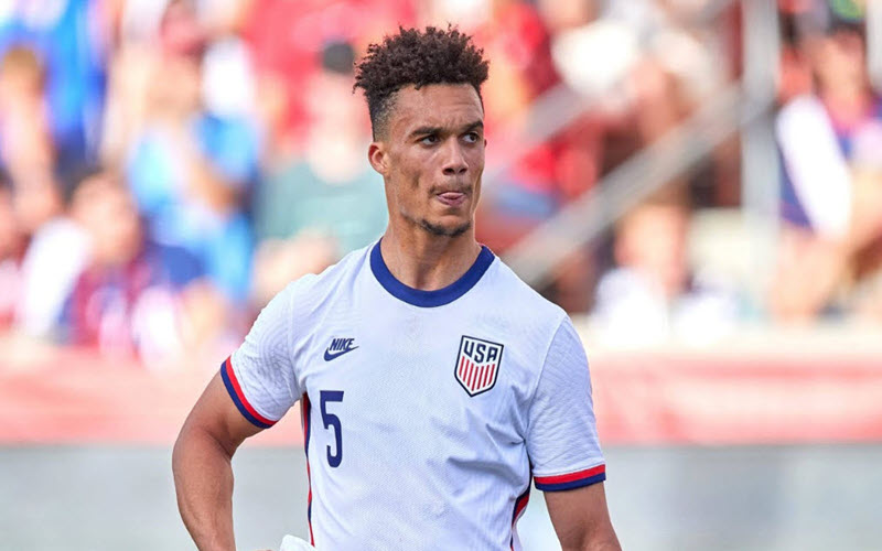 Antonee Robinson bất ngờ có mặt trong Đội hình tiêu biểu Premier League 2024/2025