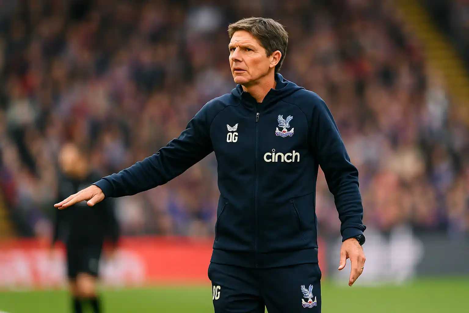 Oliver Glasner trên đường pitch cùng Crystal Palace